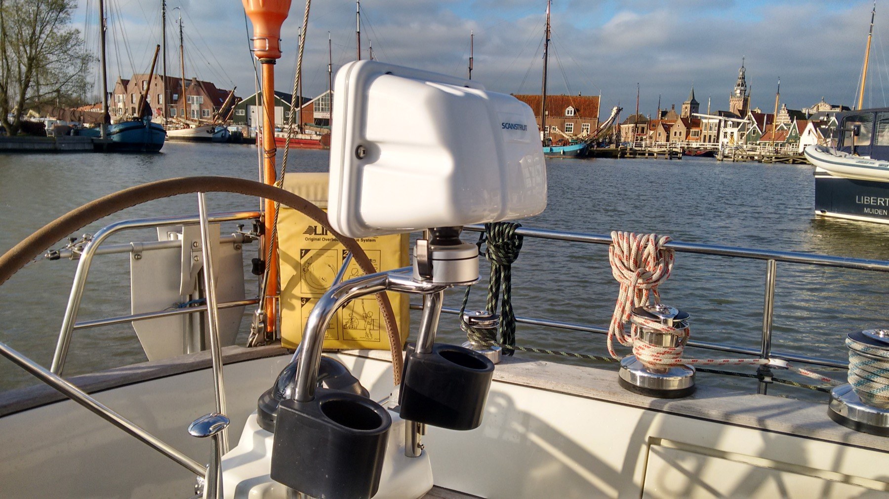 Uitzicht over de haven vanaf het dek